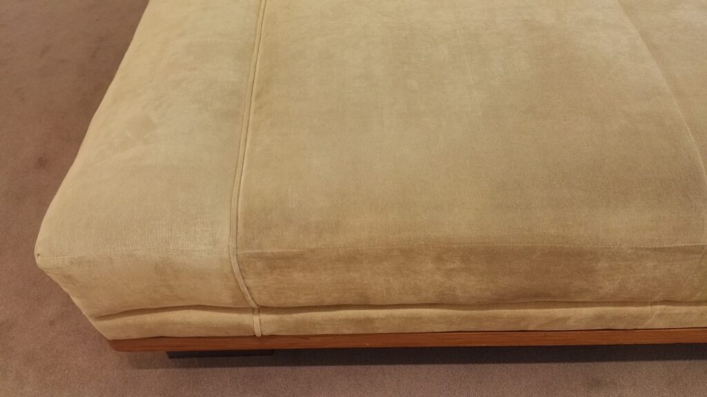 Calounene-sofa-v-Gucci-obchodu-pred-cistenim-1024×575-1