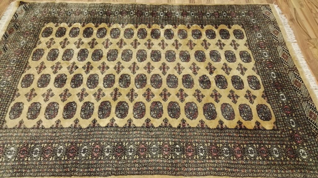 Vlneny-persky-koberec-pred-cistenim-1024×575-1